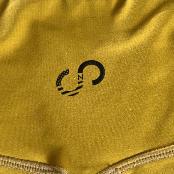 Curves and combat boots - Picture 2 of 4